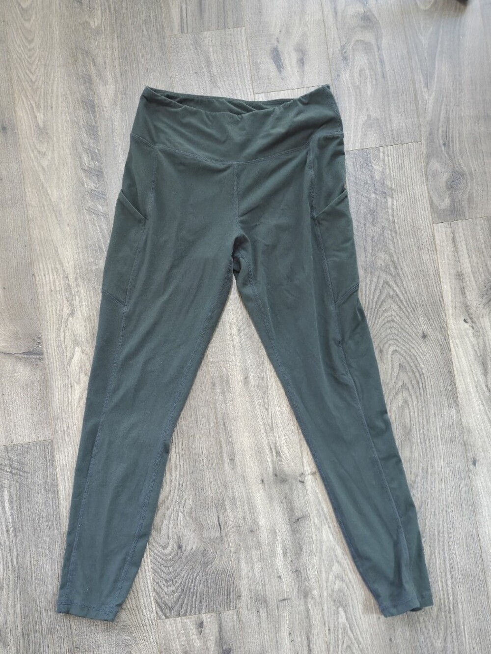 High-Waist Olive Leggings with Side Pockets